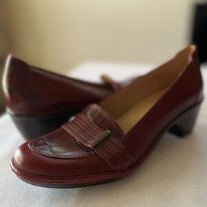 Clarks Artisan Collection Heeled Loafers Size 7 Narrow Wine Burgundy Red